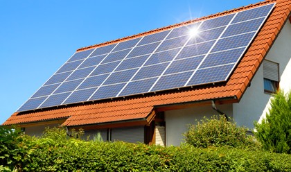 ¿Cómo saber cuántos paneles solares necesito para cargar una batería?