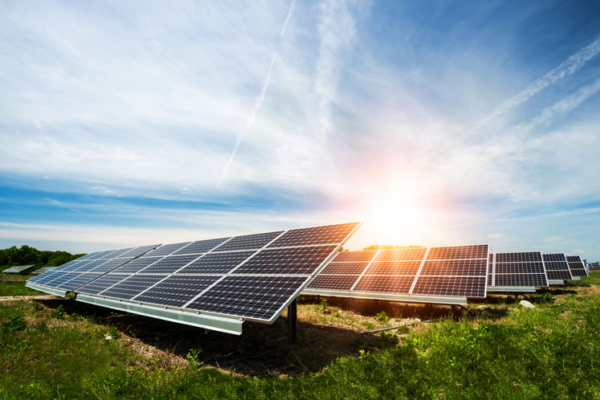 ¿Es recomendable cambiar la potencia contratada de su suministro eléctrico al instalar paneles solares?